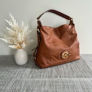 👜 Michael Kors Leather Hobo Bag – Cognac Brown, Gold Logo